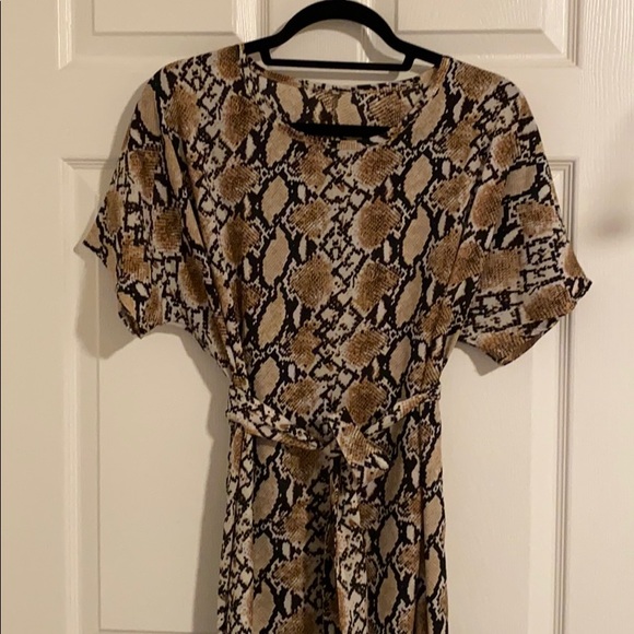 Long Snake print T-shirt dress with belt tie. - Picture 2 of 3